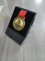 Ανυψωμένο χρυσό λογότυπο μετάλλιο με κορδέλα