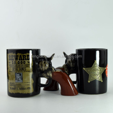 Keramikbecher mit Waffengriff und Metalllogo - Custom Design Black Becher