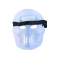 Máscara de cosplay dourada em formato de caveira