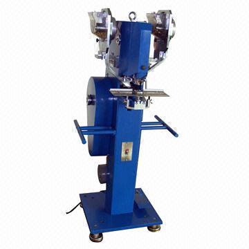 Jeans button attaching machine