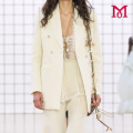 Elegante chaqueta de traje blanca para mujer.