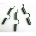 Clips en plastique en serre du jardin