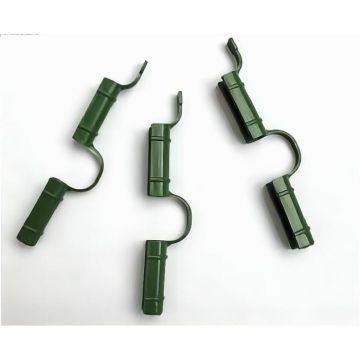 Clips en plastique en serre du jardin