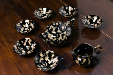 A set of black glaze partridge spot tea set