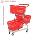Carrido de supermercados con tres carritos de compras de cestas de plástico