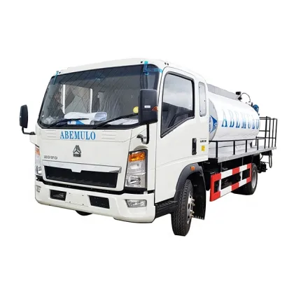 HOWO 4m3 small asphalt distributor truck,4 ton asphalt emulsion spray truck for sale