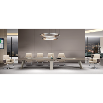 Mesa de conferência moderna com painel grande para reuniões executivas