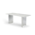 モダンなスタイリッシュな白いダイニングテーブル