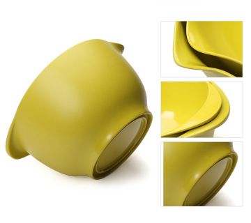 A salad bowl with round fat body