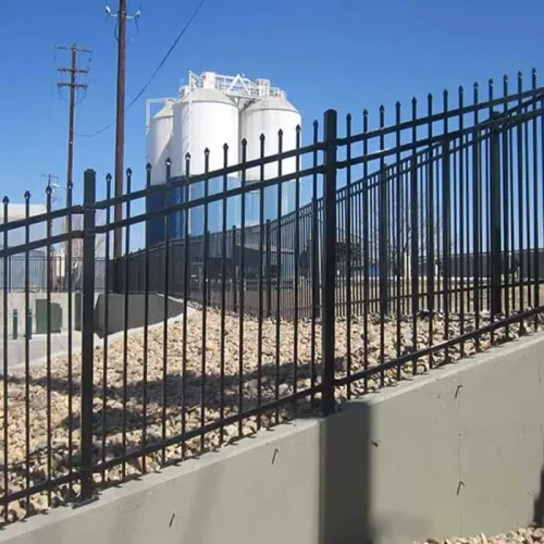 Recinzione decorativa con palizzata in metallo per giardino domestico