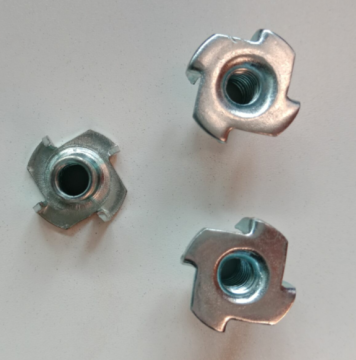 जिंक मढ़वाया 4 Prongs डिस्क टी नट