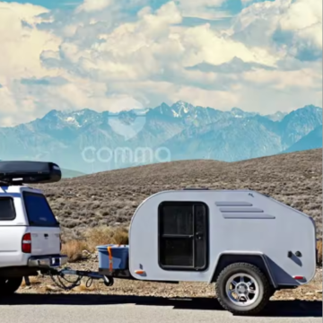 Família acampando pequeno trailer de campista em lágrima