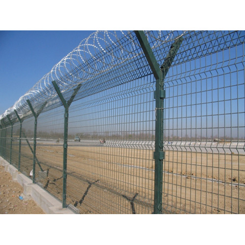 かみそりの有刺鉄線が付いている高い安全空港フェンス