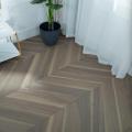 Lantai parket chevron walnut warna krim hangat