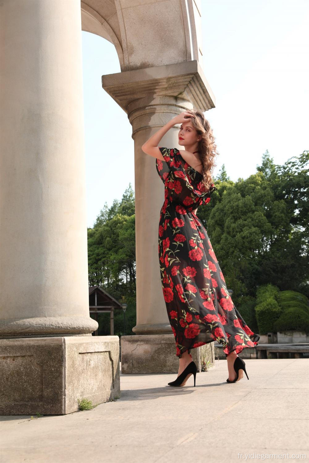 Robe longue fleurie rouge à épaules dénudées