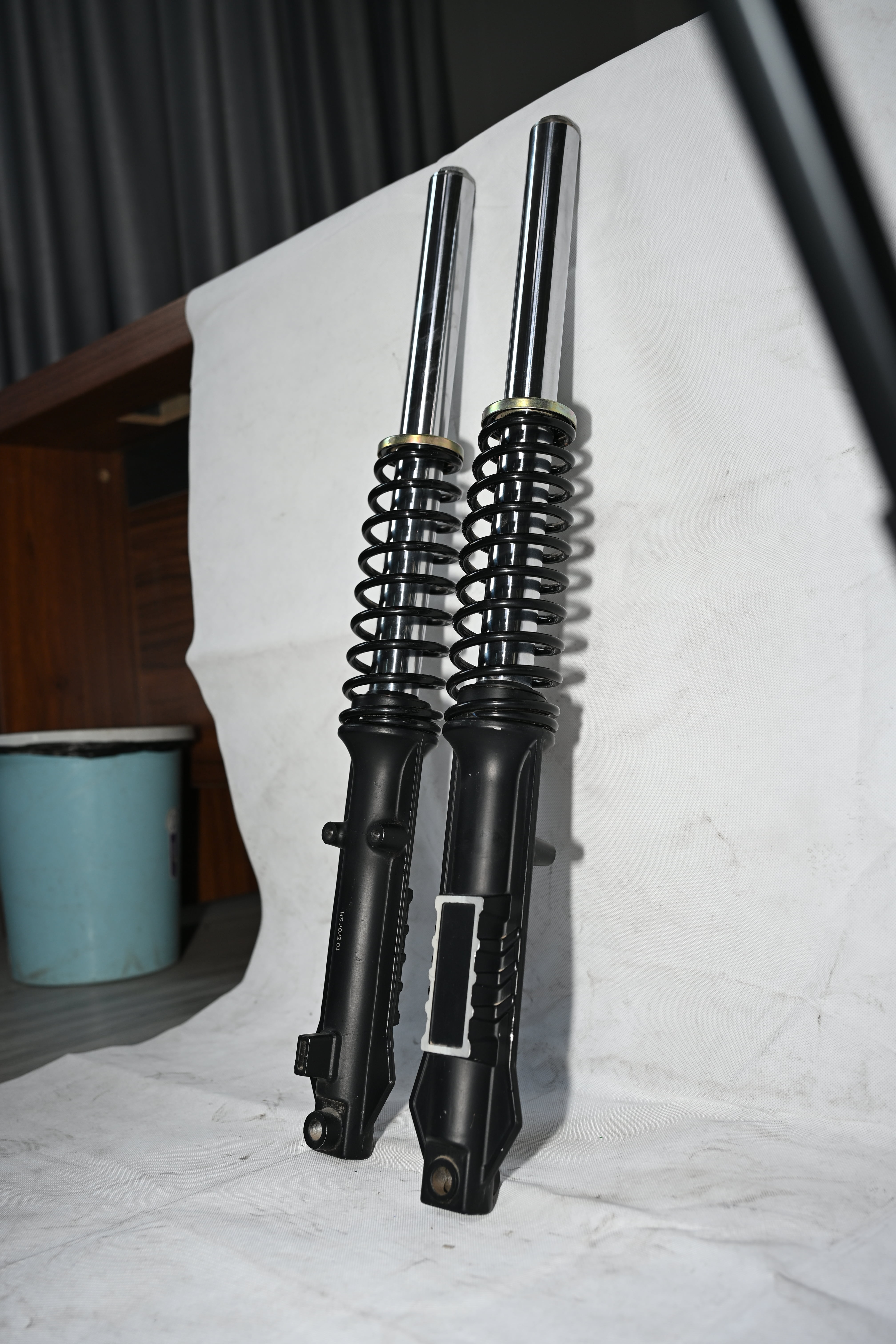 Seção transversal do amortecedor com mola de bobina mostrando peças internas que reduzem a vibração