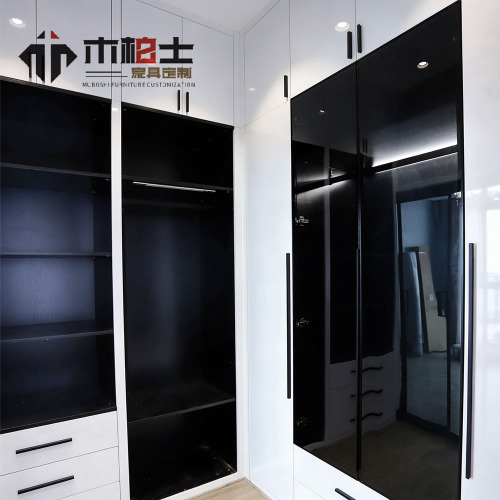 Armário com porta de vidro preto e branco