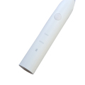 Spazzolino da denti elettrico portatile per uso domestico di colore bianco