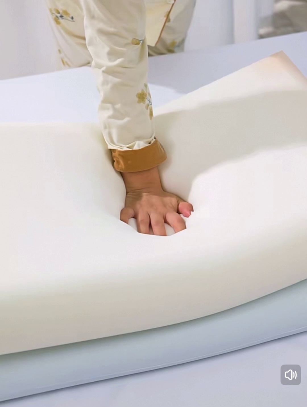Adaptive Gravity-Sensing Memory Foam Pillow for Deep Sleep