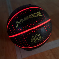 Leuchtender leuchtender Licht -Aufbasketballball