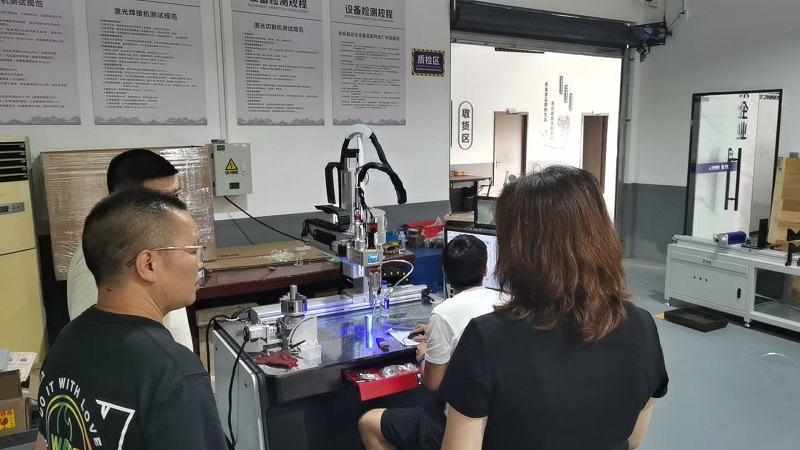 A customer group visited the Chuke Intelligent factory to learn how to operate a five-axis laser welding machine!