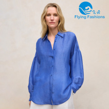 Una sencilla camisa azul con cuello en V.