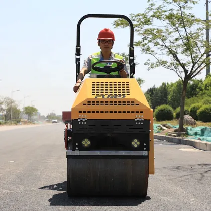 Self-propelled soil compactor vibratory road roller construction machinery roller FYL-880