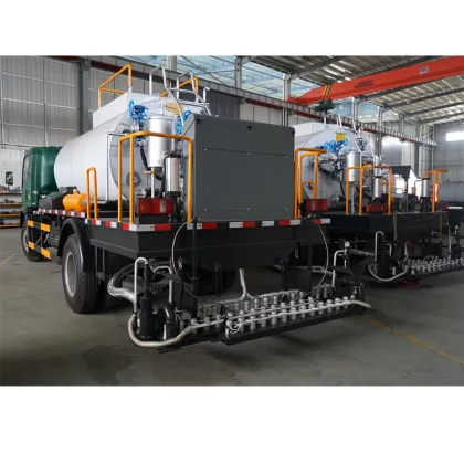 SINOTRUK HOWO 4X2 10000L Asphalt Distributor Truck for Asphalt Spray