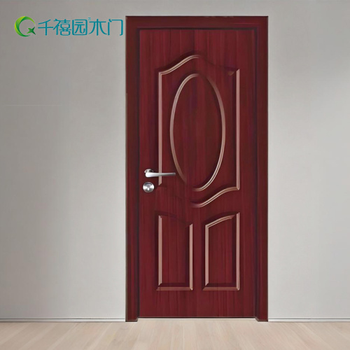 Внутренняя дверь сторожки из массива дерева