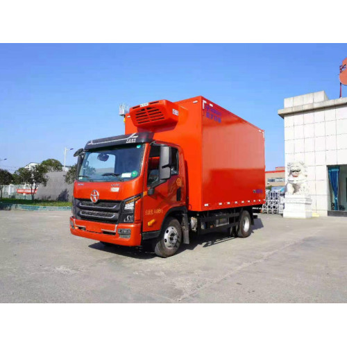 Red 6 meter single-row refrigerated truck