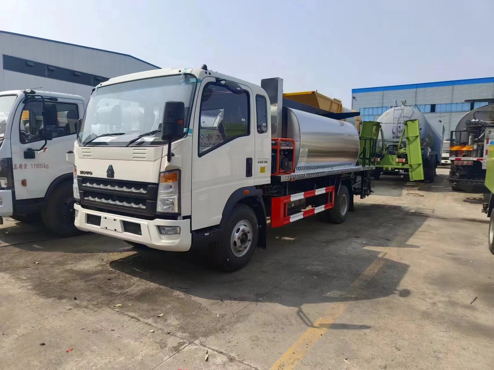 HOWO light duty road construction Asphalt Distributor Truck