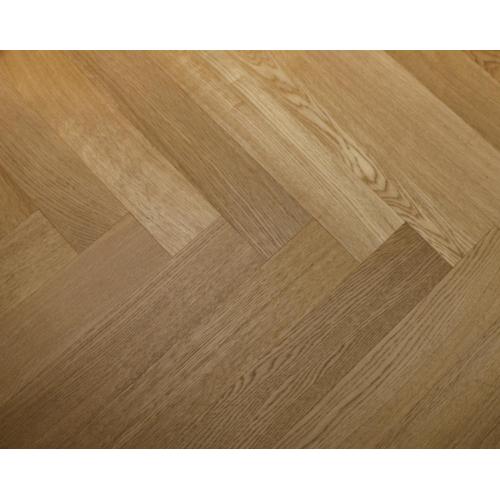 Parquet à chevrons en chêne naturel