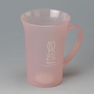 Plastic water cup with handle, made of PP, suitable for milk, coffee and any drinks