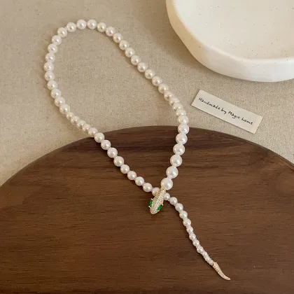 Graceful Serpentine Pearl Necklace Design