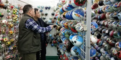 Custom Decorative Glass Snuff Bottles: A Unique Collection by Chinese Professional Folk Artists