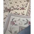 Цветочный симметричный изысканный ковер