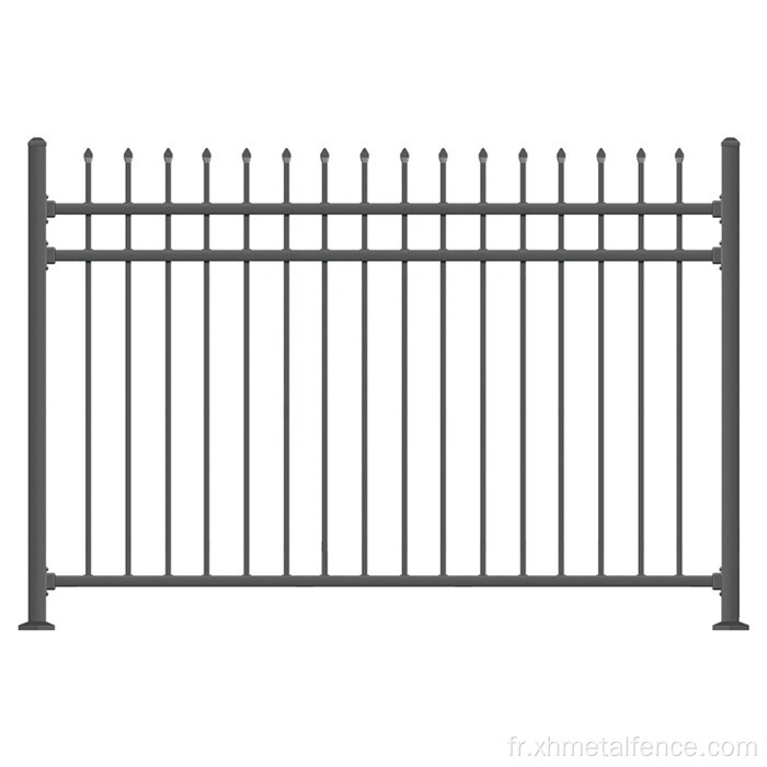 Lance en fer forgé sur le haut de la clôture en métal acier