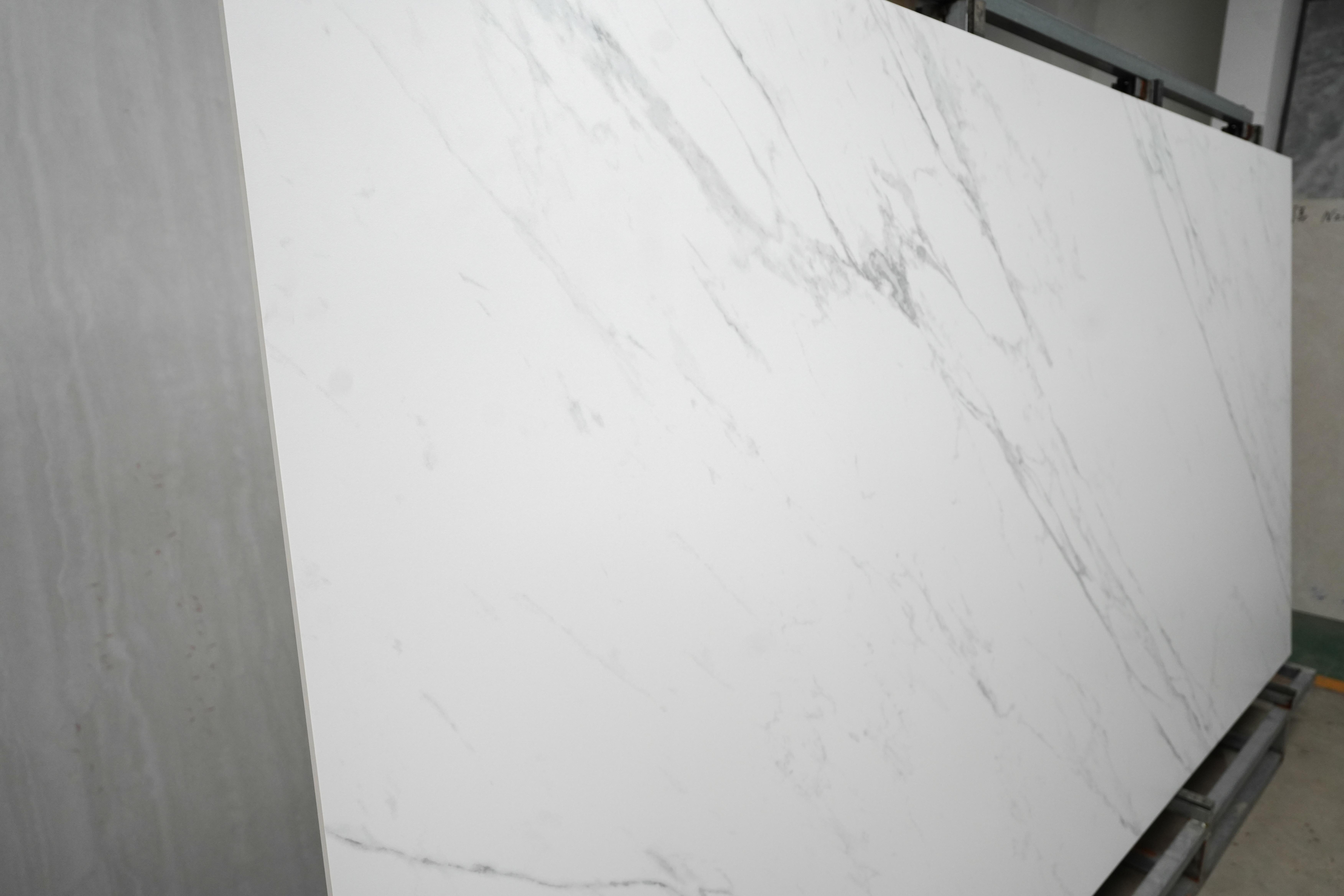 POLKA WHITE หินเผา