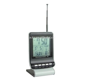 Réveil de la table numérique moderne avec radio, calendrier et grand affichage