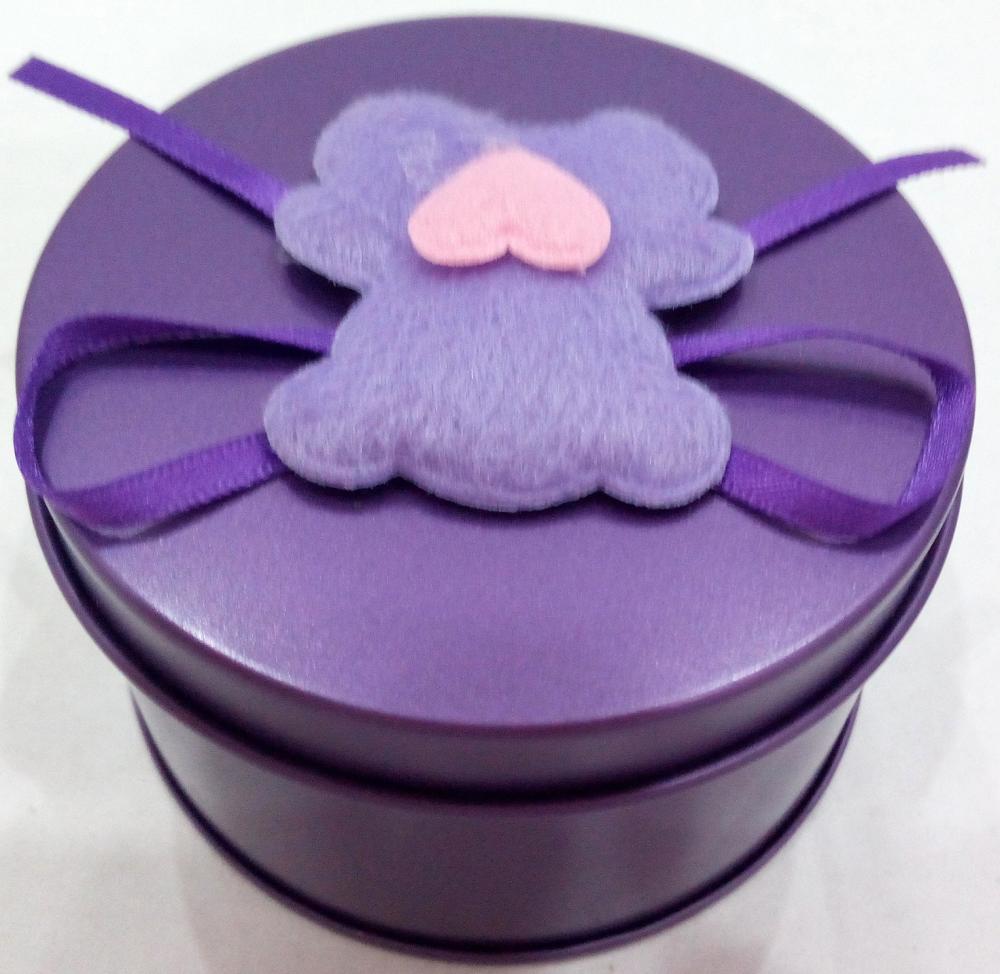 Lata redonda violeta con decoración de oso