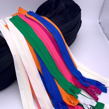 Cremalleras de plástico de varios colores que separan el abrigo
