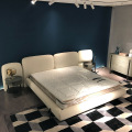 Удобная спальня двойная тканевая кровать