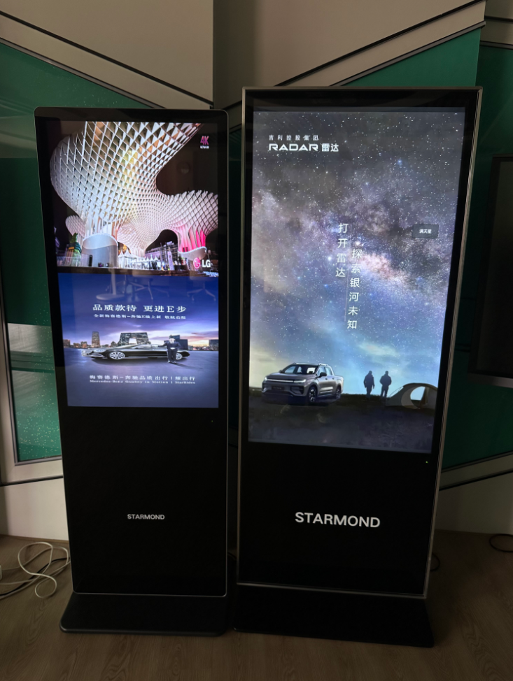 Stüdyolarda müşteri portföyü taraması için interaktif dokunmatik ekranlı reklam makinesi