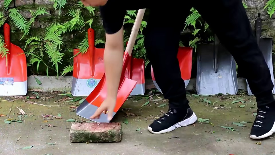 High Quality Carbon Steel Hand Shovel Portable Multifunctional Shovel Outdoor Camping Shovel with Wooden Handle