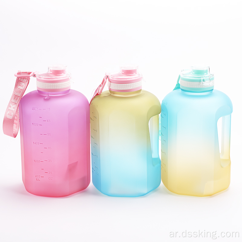 2022 تصميم جديد BPA سبورت سبورت بلاستيك شرب زجاجة مياه 2 لتر 2L مع صانع الوقت