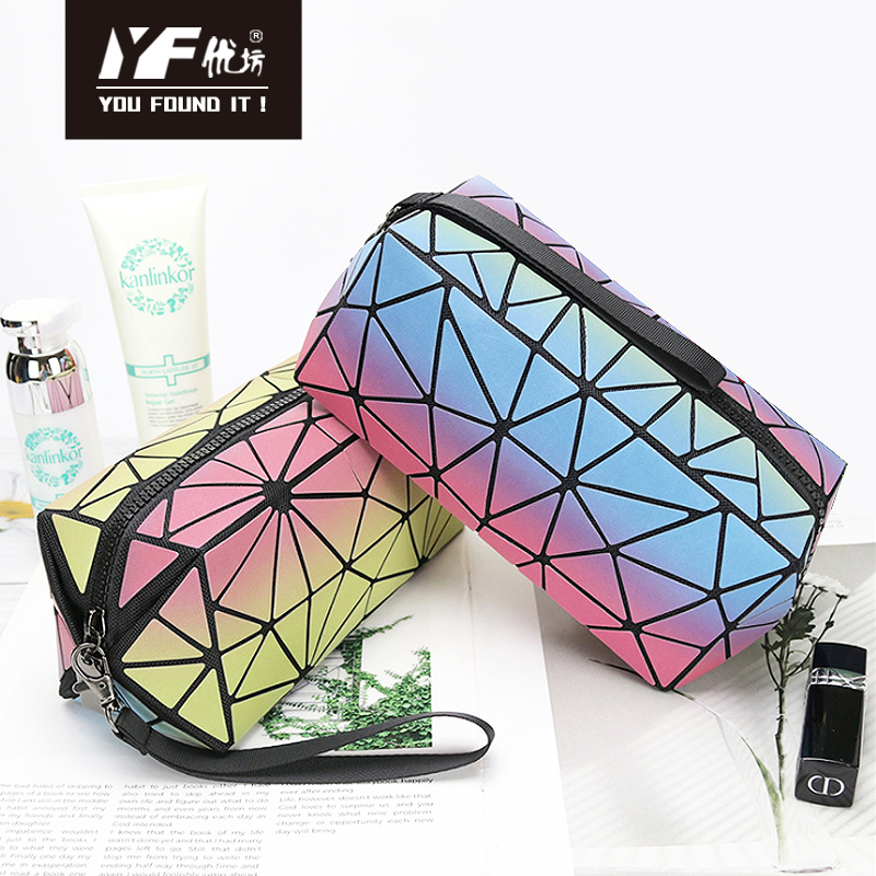 メイクアップのための高品質のバルク注文のロゴの虹色PUの幾何学的な旅行化粧品の袋