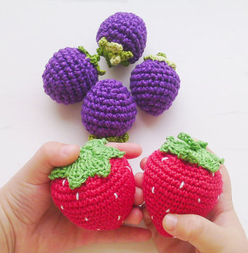1 Piece- Crochet strawberry rattle teether piay food kitchen decoration eco-friendly Pretend Waldorf toy.