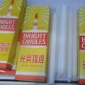 Candele bianche luminose della buona scatola gialla