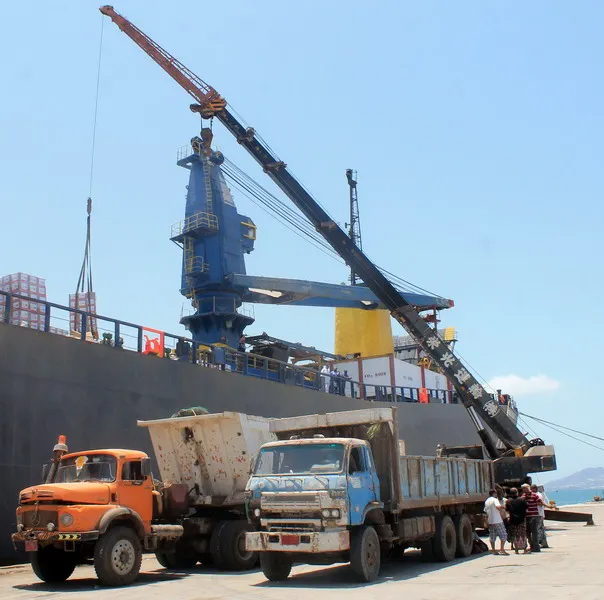 Compact and silent dockside loading and distribution system