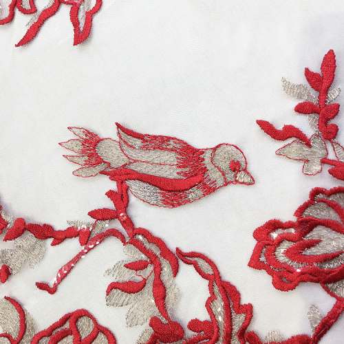 Tissu pour broderies en dentelle rouge avec des fleurs et des oiseaux